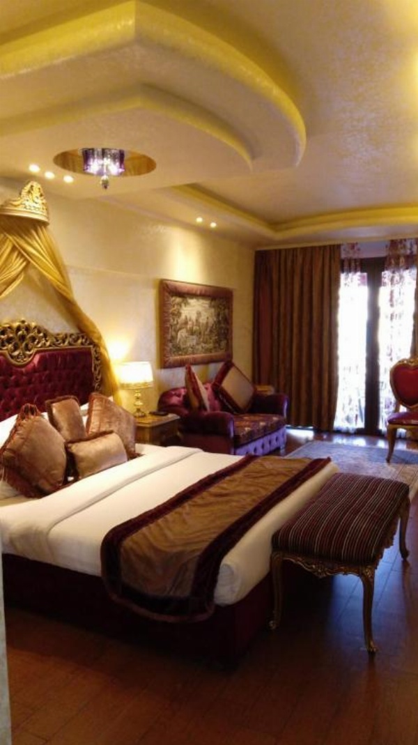 Q Hotel image 11