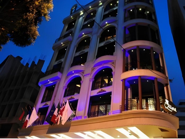 Q Hotel image 12