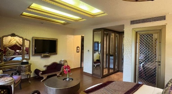 Q Hotel image 2