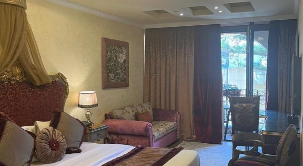 Q Hotel image 3